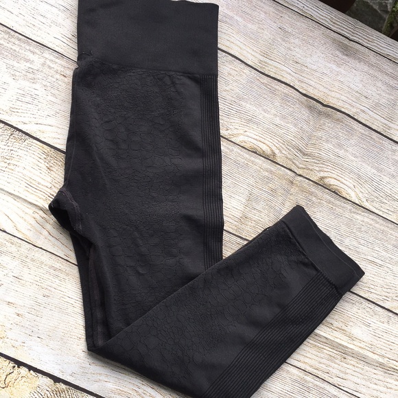 Fabletics pebble textured leggings - Picture 2 of 6